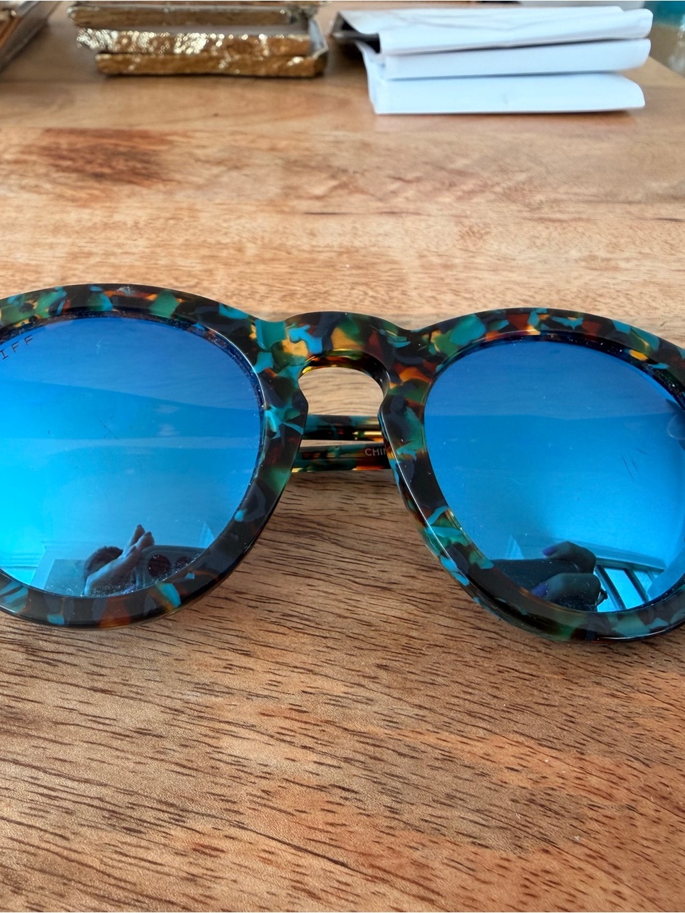 Diff Eyewear Dime Tortoise Round Horn Sunglasses Mirrored Blue Lens